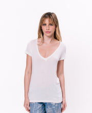 tee Eco decote V feminina off-white - Estampa selecionada