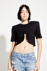 blusa ombreira com piercing