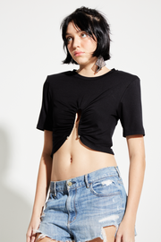 blusa ombreira com piercing