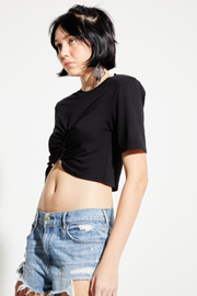 blusa ombreira com piercing