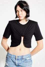 blusa ombreira com piercing