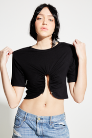 blusa ombreira com piercing